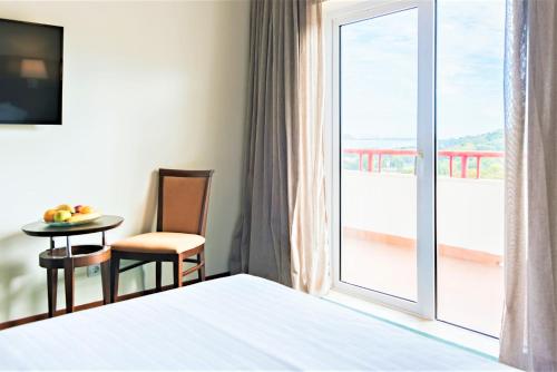 Habitación Doble con balcón y vistas al mar del hotel Amazonia Jamor. Foto 1
