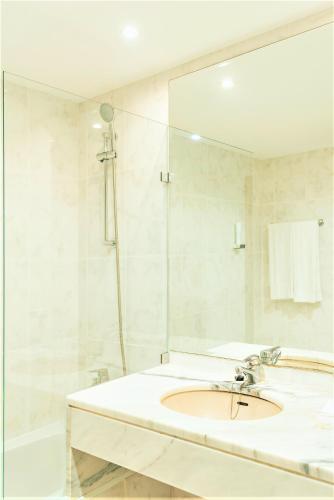 Habitación Doble con balcón y vistas al mar del hotel Amazonia Jamor. Foto 3