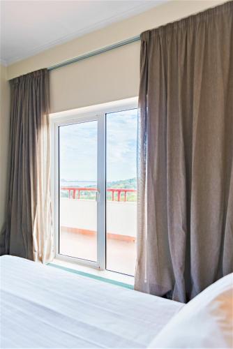 Habitación Doble con balcón y vistas al mar del hotel Amazonia Jamor. Foto 4