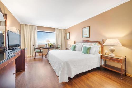 Suite Premium con vistas al río del hotel Dom Pedro Lisboa Hotel, a member of Radisson Individuals
