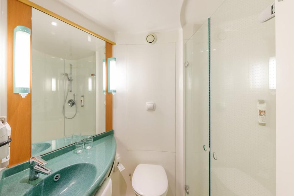 Habitación Estándar con 1 cama doble del hotel Ibis Berlin Dreilinden. Foto 7