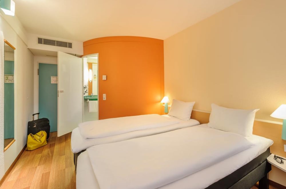 Habitación estándar con camas individuales del hotel Ibis Berlin Dreilinden. Foto 1