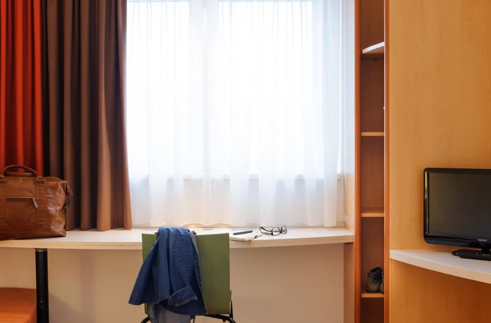 Habitación estándar con camas individuales del hotel Ibis Berlin Dreilinden. Foto 5