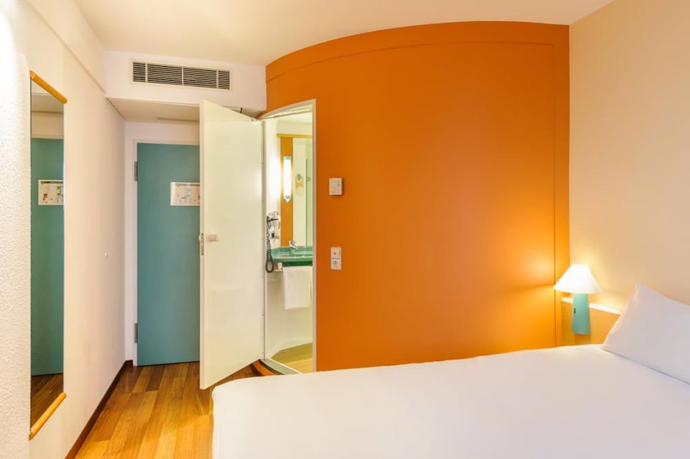 Habitación estándar con camas individuales del hotel Ibis Berlin Dreilinden. Foto 6