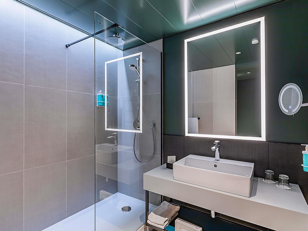 Habitación superior, varias camas del hotel Novotel Lisboa. Foto 4