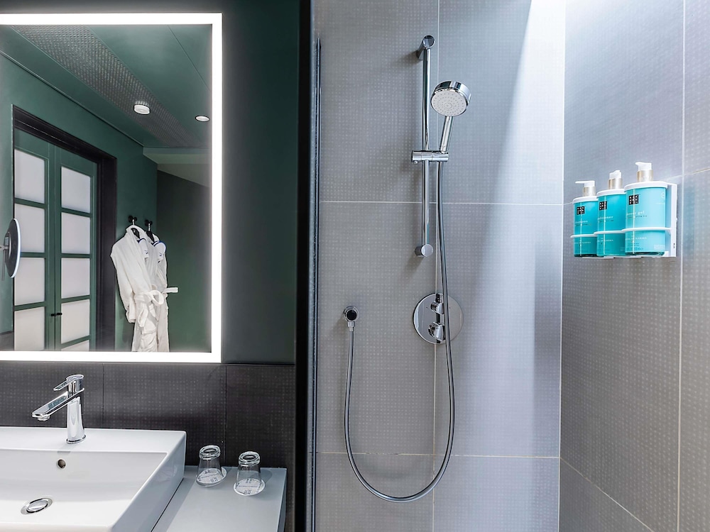 Habitación ejecutiva, 1 cama de matrimonio con sofá cama del hotel Novotel Lisboa. Foto 3