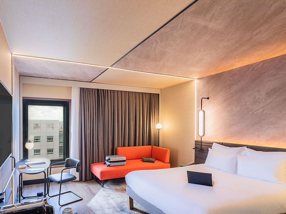 Habitación triple superior, 1 cama de matrimonio con sofá cama del hotel Novotel Lisboa. Foto 2