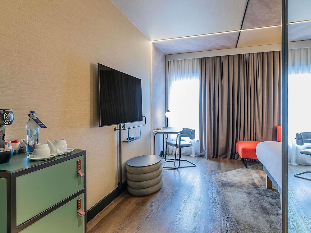 Habitación ejecutiva, 1 cama de matrimonio con sofá cama del hotel Novotel Lisboa. Foto 11