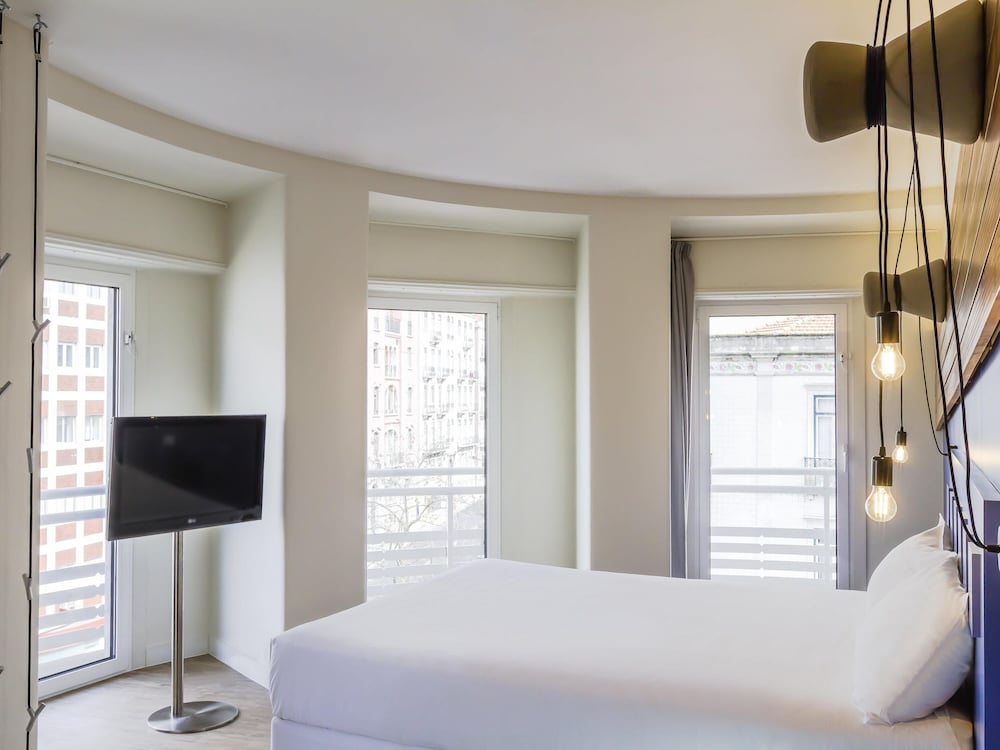 Habitación doble, varias camas del hotel Ibis Styles Lisboa Centro Liberdade Ne. Foto 6