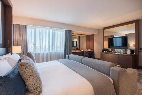 Suite Junior con cama extragrande y vistas al parque del hotel Intercontinental Lisbon, An Ihg
