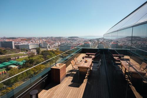 Suite de 1 dormitorio con terraza del hotel Intercontinental Lisbon, An Ihg