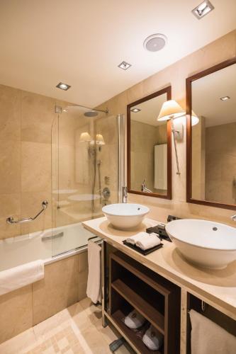 Habitación Clásica con cama grande del hotel Intercontinental Lisbon, An Ihg