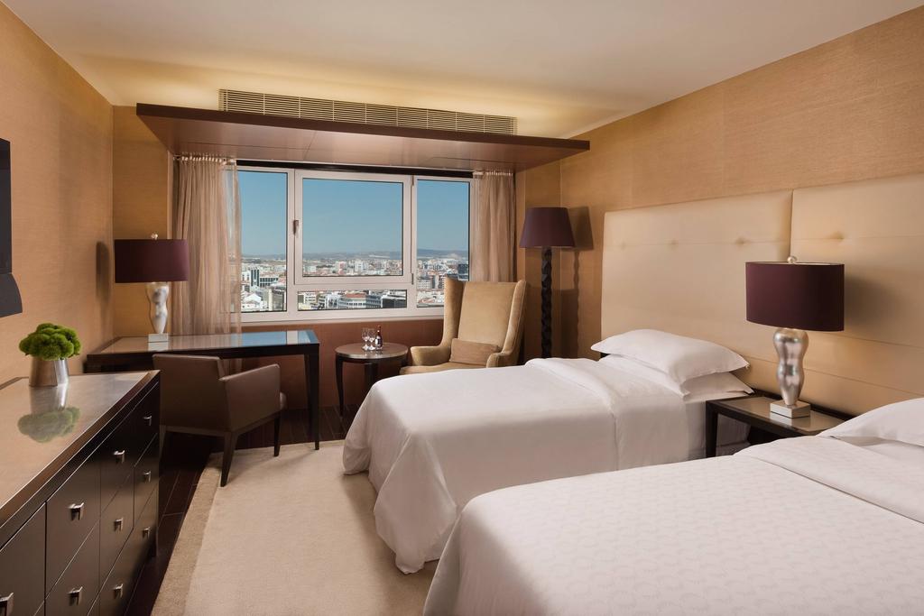 Habitación doble Club 2 camas del hotel Sheraton Lisboa and Spa. Foto 1