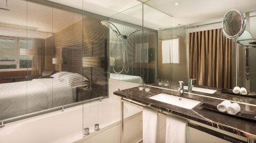 Habitación Deluxe con acceso a la piscina - Cama grande del hotel Sheraton Lisboa and Spa