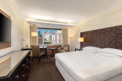 Habitación Deluxe con acceso a la piscina - Cama grande del hotel Sheraton Lisboa and Spa. Foto 2