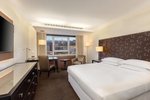 Habitación Deluxe con acceso a la piscina - Cama grande del hotel Sheraton Lisboa and Spa. Foto 3