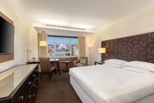 Habitación Deluxe con acceso a la piscina - Cama grande del hotel Sheraton Lisboa and Spa. Foto 4