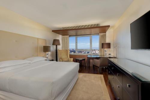 Habitación Club con 1 cama grande del hotel Sheraton Lisboa and Spa. Foto 1