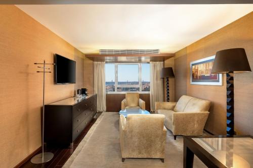 Suite Executive con acceso al club lounge - 2 camas del hotel Sheraton Lisboa and Spa. Foto 3