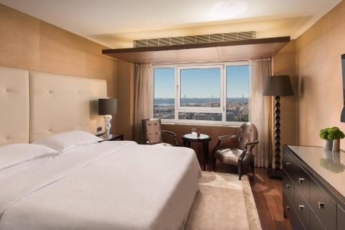 Suite Executive con vistas al perfil urbano y acceso al club lounge - Cama grande del hotel Sheraton Lisboa and Spa. Foto 1