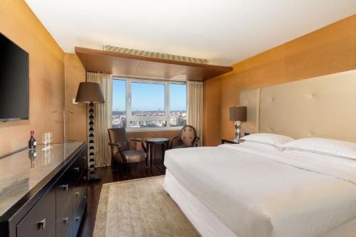 Suite Executive con vistas al perfil urbano y acceso al club lounge - Cama grande del hotel Sheraton Lisboa and Spa. Foto 2