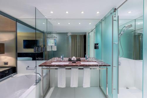 Suite Executive con vistas al perfil urbano y acceso al club lounge - Cama grande del hotel Sheraton Lisboa and Spa. Foto 4