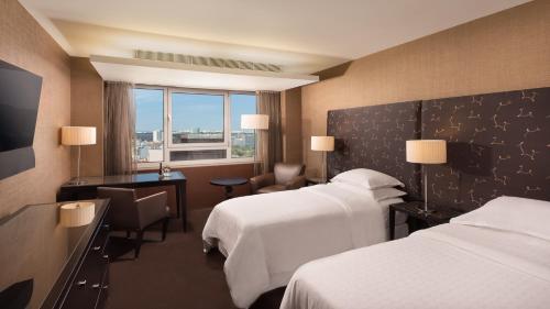 Habitación Premium Deluxe con vistas a la ciudad - 2 camas del hotel Sheraton Lisboa and Spa. Foto 1