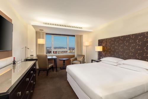 Habitación Premium Deluxe con vistas a la ciudad - Cama grande - Planta superior del hotel Sheraton Lisboa and Spa. Foto 4