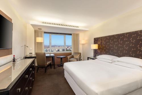 Habitación Premium Deluxe con vistas a la ciudad - Cama grande - Planta superior del hotel Sheraton Lisboa and Spa. Foto 5
