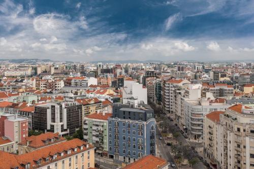 Habitación Premium Deluxe con vistas a la ciudad - Cama grande - Planta superior del hotel Sheraton Lisboa and Spa. Foto 9