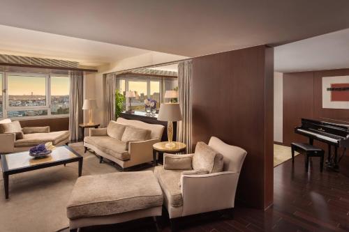 Suite Presidencial, 1 cama extragrande, acceso al club lounge, vistas al horizonte urbano del hotel Sheraton Lisboa and Spa. Foto 1