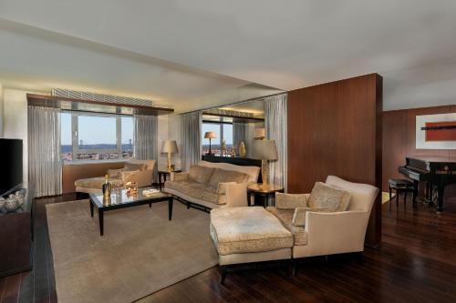 Suite Presidencial, 1 cama extragrande, acceso al club lounge, vistas al horizonte urbano del hotel Sheraton Lisboa and Spa. Foto 2