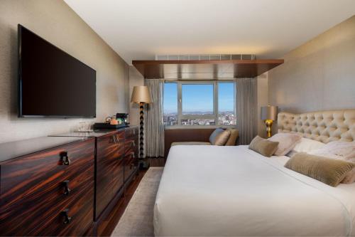 Suite Presidencial, 1 cama extragrande, acceso al club lounge, vistas al horizonte urbano del hotel Sheraton Lisboa and Spa. Foto 3