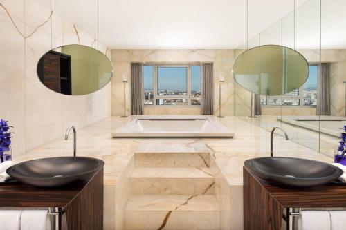Suite Presidencial, 1 cama extragrande, acceso al club lounge, vistas al horizonte urbano del hotel Sheraton Lisboa and Spa. Foto 5