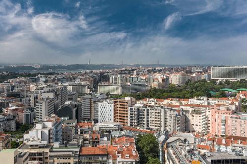 Suite Presidencial, 1 cama extragrande, acceso al club lounge, vistas al horizonte urbano del hotel Sheraton Lisboa and Spa. Foto 9