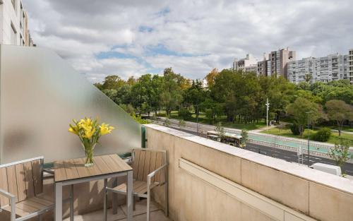 Habitación Doble Superior con terraza - 1 o 2 camas del hotel NH Lisboa Campo Grande. Foto 4