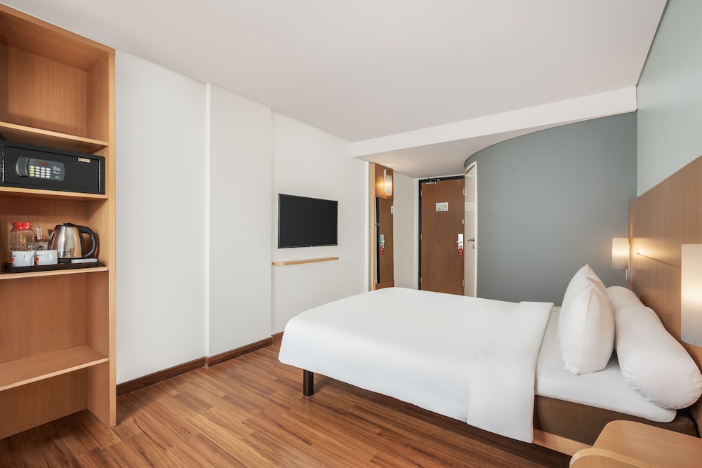 Estándar 1 Cama Doble del hotel Ibis Gading Serpong. Foto 1