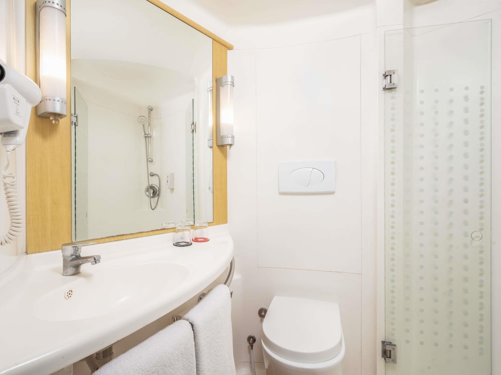 Estándar 1 Cama Doble del hotel Ibis Gading Serpong. Foto 3