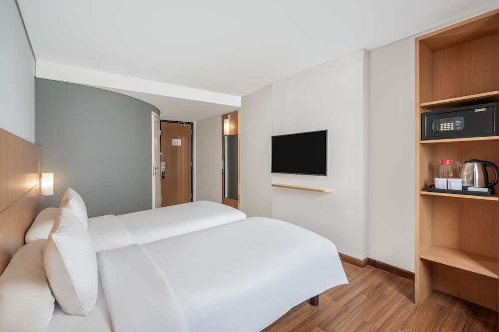 Estándar 2 camas individuales del hotel Ibis Gading Serpong. Foto 2