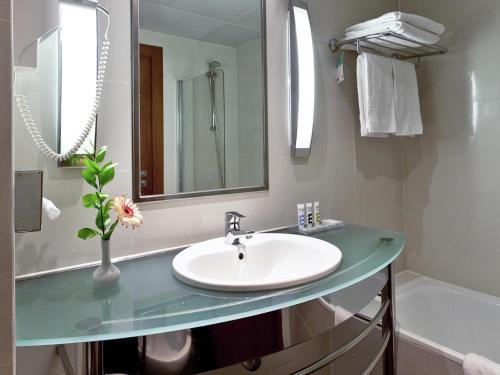 Suite con sala de estar - 1 cama doble del hotel Mercure Lisboa. Foto 1