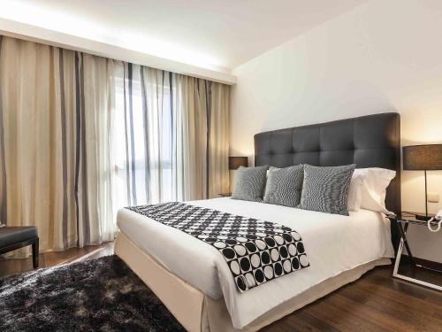 Suite con sala de estar - 1 cama doble del hotel Mercure Lisboa. Foto 2