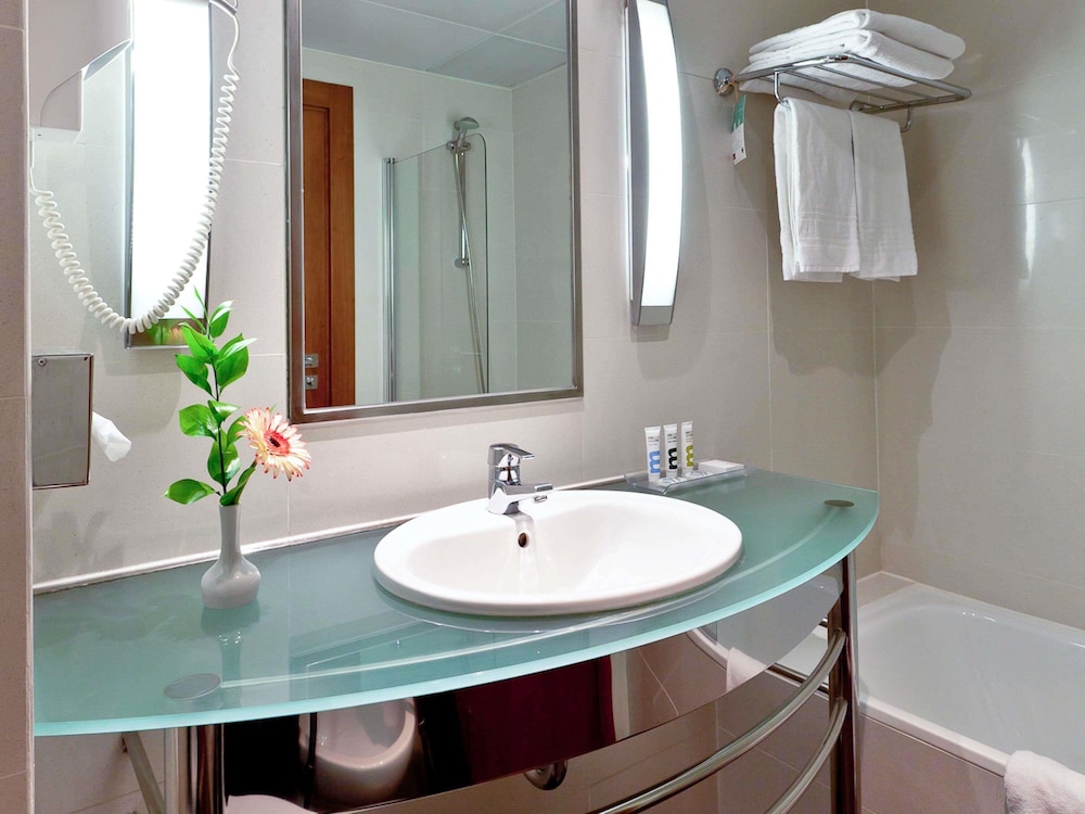 Habitación estándar, 1 cama de matrimonio del hotel Mercure Lisboa. Foto 5