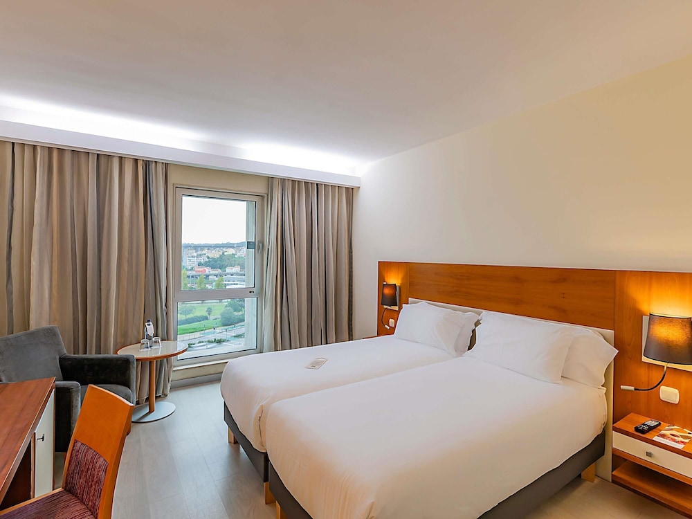 Habitación estándar con 2 camas individuales, 2 camas individuales del hotel Mercure Lisboa. Foto 5