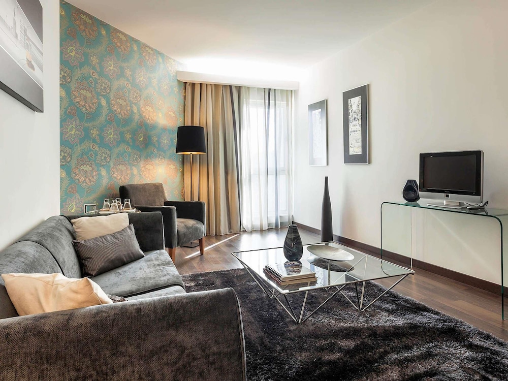 Suite, 1 cama de matrimonio grande del hotel Mercure Lisboa. Foto 1