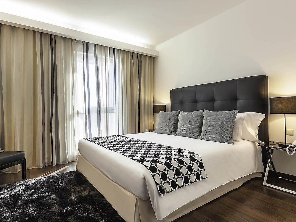 Suite, 1 cama de matrimonio grande del hotel Mercure Lisboa. Foto 2