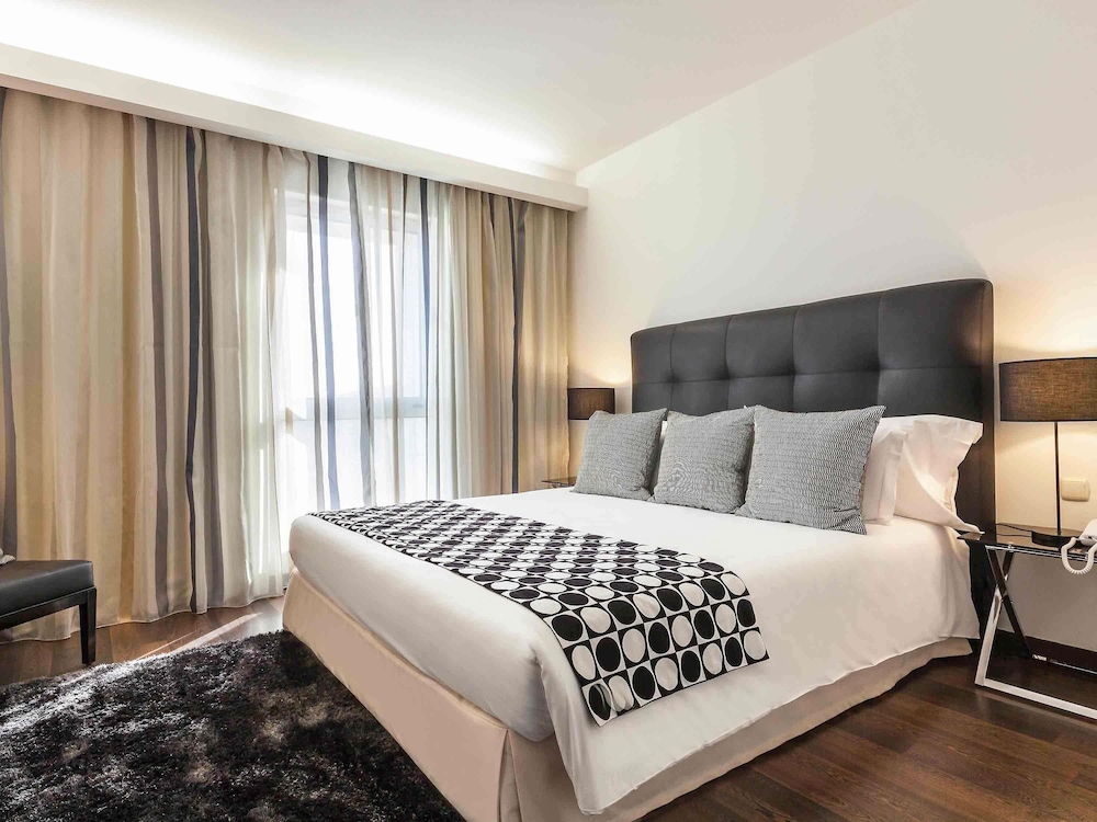 Suite, 1 cama de matrimonio grande del hotel Mercure Lisboa. Foto 4
