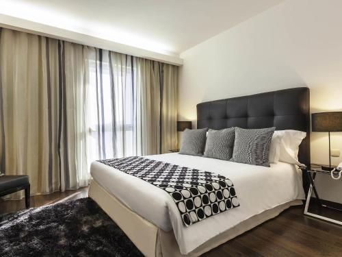 Suite con sala de estar - 1 cama doble del hotel Mercure Lisboa. Foto 3