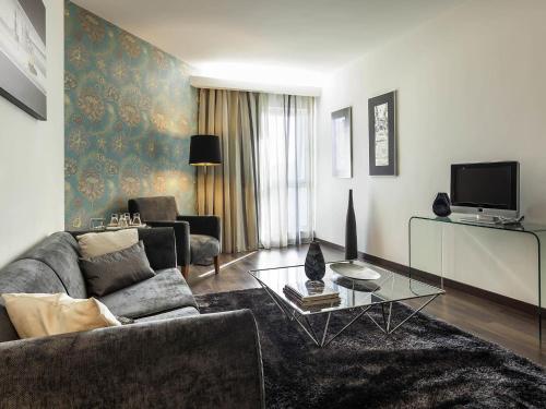 Suite con sala de estar - 1 cama doble del hotel Mercure Lisboa. Foto 5