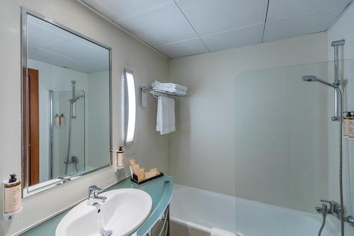 Suite con sala de estar - 1 cama doble del hotel Mercure Lisboa. Foto 9