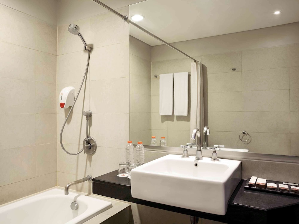 Familiar con 1 cama queen del hotel Ibis Styles Solo. Foto 3